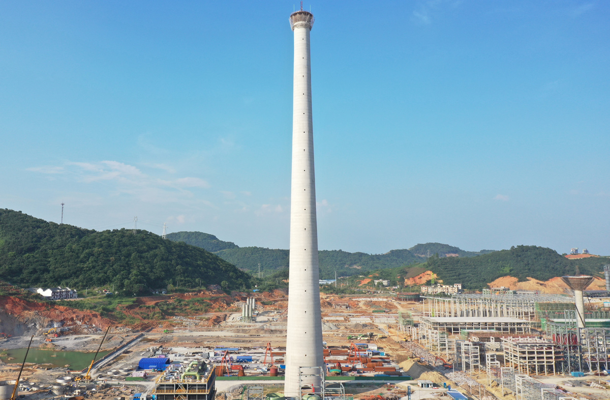 图为：尾气烟囱封顶(1).jpg