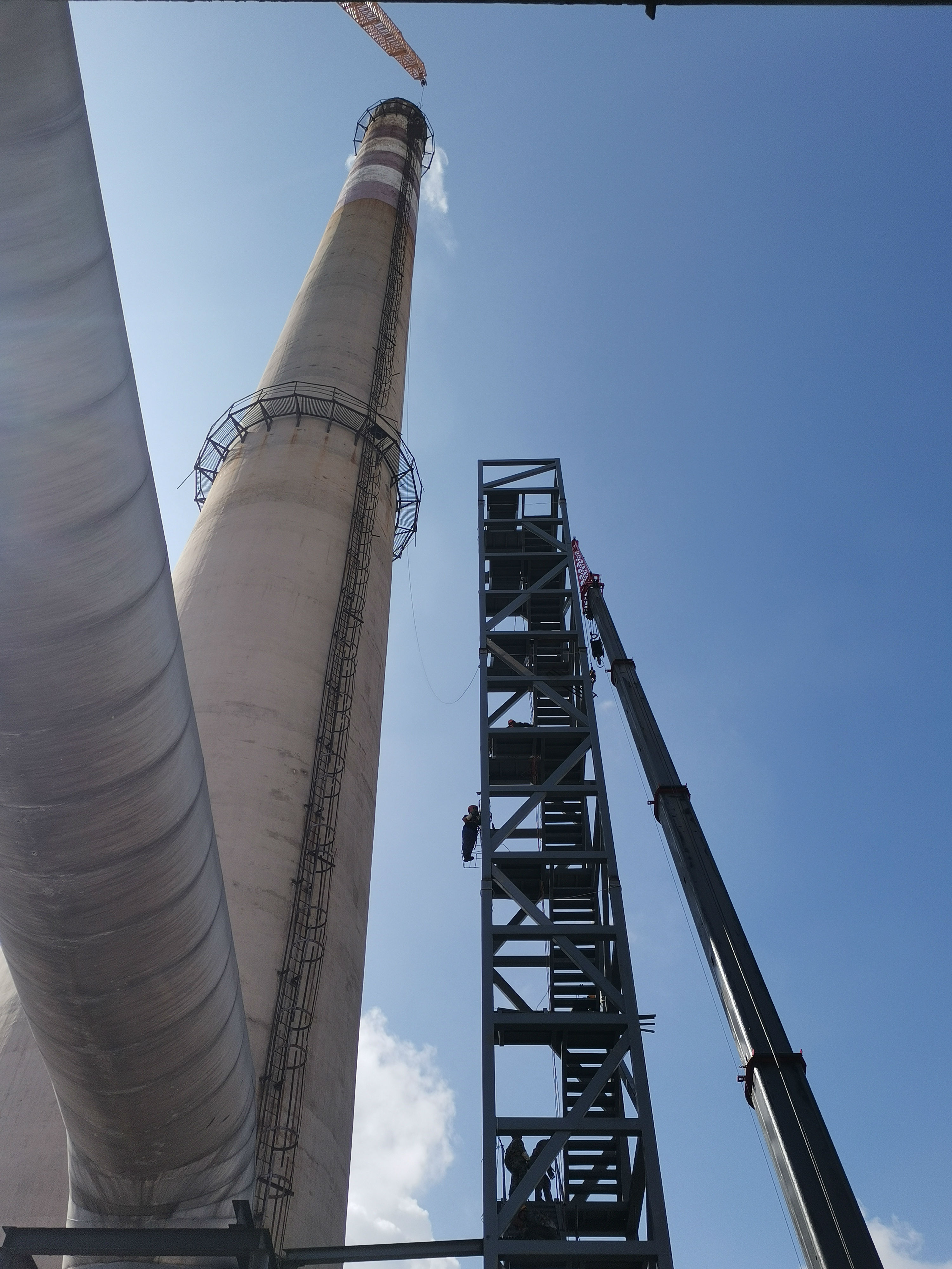 恒邦项目部冶二公司精炼环保烟囱检修楼梯及井架主体结构安装完成.jpg